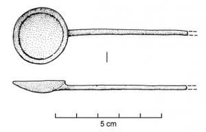 CUI-4023 - CochlearbronzeTPQ : 75 - TAQ : 225Cochlear (cuiller à cuilleron circulaire) de facture lourde, le manche situé dans le prolongement direct du cuilleron est effilé et se termine en pointe ; le départ peut n'être souligné que de quelques incisions, et un cercle incisé orne souvent l'intérieur du cuilleron.