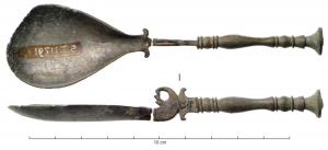 CUI-4049 - Cuiller et couteau (?)bronze, ferTPQ : 225 - TAQ : 300Cochlear à cuilleron en forme de bourse, caractérisé par un manche trapu, lourd et fortement mouluré ; cet élément peut présenter des parties de scetion carrée, des successions de moulures, et une extrémité en bouton plat ou arrondi. Plusieurs exemplaires comportent aussi un décor gravé à l'intérieur du cuilleron.