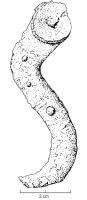 CUS-4002 - Agrafe de cotte de maillebronzeAgrafe en forme d'S, comportant à une extrémité, l'empreinte d'un gros rivet de fixation circulaire. L'extrémité opposée est généralement zoomorphe (tête de serpent).