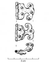 CUS-4017 - Charnière trilobée de cuirasse segmentée de type CorbridgebronzeCharnière composée de deux plaques adoptant de forme trilobée. La charnière présente 4 ou 5 charnons. Les plaques sont pourvues de plusieurs orifices d’assujettissement (compris entre trois et cinq) 