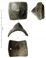 CUS-7001 - GanteletbronzeArmature externe de phalange pour gantelet d'armes : une plaque arquée pour s'adapter transversalement sur le contour externe du gantelet est équipée d'une pointe pyramidale; trous pour la fixation cousue.