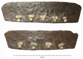 CUS-7002 - Brigandinefer, laitonCuirasse consistant en plaques de fer chevauchées, cousues sur un plastron de cuir ou de tissu ; deux plastrons étaient assemblés pour protéger le torse et le dos.