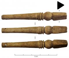 CVA-4001 - Cheville d'accordageosCheville constituée d'une tige ronde, à l'extrémité percée pour qu'on puisse y fixer la corde, et dont le diamètre s'élargit en balustre pour pouvoir se bloquer en force; une tête de section triangulaire permettait de tendre, à l'aide d'une clé adaptée, la corde à la hauteur souhaitée.