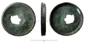 CVL-4002 - CouverclebronzeCouvercle circulaire coulé, à bord rentrant mouluré ; bordure de perles sur l'angle externe.