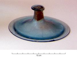 CVL-4004 - Couvercle verreCouvercle circulaire, avec un plan de pose plat, profil galbé rejoignant un bouton de préhension central surélevé.