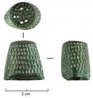 DCD-8001 - Dé à coudre fermébronzeDé à coudre fermé, en alliage cuivreux, la surface est couverte de dépressions effectuées à l'aide d'un poinçon. Le poinçonnage est le plus souvent triangulaire. 