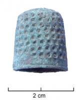 DCD-8002 - Dé fermé sans marquecuivreDé fermé martelé avec des pointillés disposés de manière hélicoïdale, sans marque. Les pointillés sont assez importants en taille, parfois présents sur le sommet.