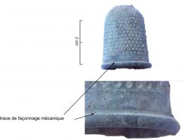 DCD-9010 - Dé fermé à façonnage mécaniquecuivreDé fermé dont les pointillés circulaires sont réguliers. L'entrée est souligné par une sur-épaisseur et une zone sans points. On observe des traces de façonnages mécaniques. Les formats sont variables. Ce type ne connaît pas de marque.