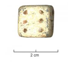 DEJ-9003 - Dé à jouerplombTPQ : 1600 - TAQ : 1900Dé cubique, avec les chiffres indiqués comme sur les dés en os ou en bronze, par 1 à 6 points profonds.
