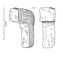 ECL-3006 - Tas asymétrique à table unilatéraleferPetit tas asymétrique formé d'une table de frappe unilatérale de section quadrangulaire et pourvue d'une queue courte de même section.