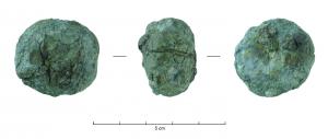 ECL-3017 - Tas d'artissan ou martyr en plombplombDisque épais portant sur une de leurs faces une mortaise circulaire dans laquelle se fiche une tige (ringard). L'autre face porte des traces d'utilisation en forme de cupules hémisphériques, correspondant sans doute à des têtes de rivets.