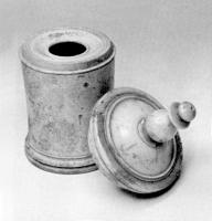 ENC-4003 - Encrier tourné en ososEncrier tourné, à corps cylindrique lisse (filet au sommet), moulure légèrement débordante à la base, complété par une collerette sommitale et un fond rapporté.