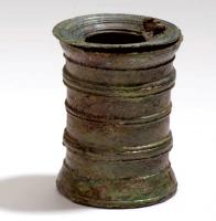 ENC-4004 - Encrier de type BiebrichbronzeEncrier cylindrique, coulé, dont le corps est rythmé de troix moulures horizontales ; la base et le sommet sont évasés de manière symétrique. Le sommet comporte une ouverture plus étroite que le diamètre, sur laquelle s'adapte un couvercle à charnière et système de verrouillage ; ces encriers étaient montés deux à deux (pour l'encre rouge et la noire) sur une applique à bords échancrés, reliée à un anneau permettant de fixer l'ensemble à la ceinture ou sur un 