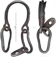 ENT-4006 - EntravesferEntraves de prisonnier constituées de deux barres de métal enroulées puis repliées et aplaties vers l'intérieur pour épargner les membres ; terminaisons en anneaux sur lesquels sont fixés, d'un côté un gros anneau ovoïde et de l'autre un anneau long  (incurvé pour pouvoir être passé dans l'anneau ovoïde) ; cet anneau mince est articulé sur un pêne plat qui s'insère dans un cadenas.