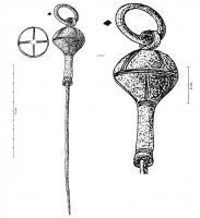 EPG-1021 - Épingle à tête sphérique creusebronzeTPQ : -850 - TAQ : -650Epingle à tête enroulée sur laquelle est enchâssé un manchon creux, composé d'un col cylindrique prolongé par une tête sphéroïdale, souvent décorée de motifs incisés. Un ou plusieurs anneaux passent dans la partie sommitale de la tige dont l'enroulement forme une bélière.