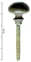 EPG-1067 - Épingle à grosse tête globuleuse et col nervurébronzeTPQ : -1200 - TAQ : -950Epingle à grosse tête globuleuse, séparée de la tige par un col présentant de 2 à 4 nervures.