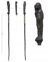 EPG-4519 - Épingle : HarpocrateargentTPQ : -30 - TAQ : 200Epingle au sommet en forme de figurine d'Harpocrate, posée sur un chapiteau schématique. Le dieu, sous la forme d'un enfant nu et potelé, porte un doigt à sa bouche dans le geste habituel.