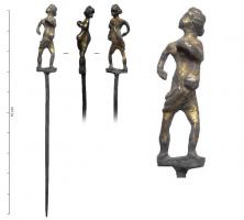 EPG-4520 - Épingle : déesseargentTPQ : -30 - TAQ : 200Epingle au sommet en forme de personnage en marche, vêtu d'une courte tunique dans le pli de laquelle un objet porté sur le ventre (ou sacoche ?) forme une boule ronde; les brassont repliés et le personnage tourne la tête à gauche.