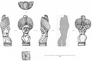 EPG-4524 - Épingle à buste féminin: coiffure résilléeosTPQ : 80 - TAQ : 225Epingle à buste largement développé, avec le sommet d'un personnage féminin, limité aux épaules et posé sur un socle carré; la coiffure, développée en bandeau, forme au-dessus du front un étagement résillé, surmonté d'un chignon.