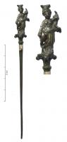 EPG-4532 - Épingle : FortuneargentTPQ : 1 - TAQ : 100Epingle dont le sommet reproduit une figurine de la Fortune, tenant une corne d'abondance et un gouvernail, posée sur unpetit chapiteau corinthien.