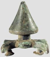 EPR-4007 - Éperon germaniquebronzeEperon à grosse pointe conique, fixée sur une plaque réduite à sa plus simple expression, avec des rivets de fixation en forme de champignon au revers.