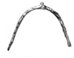 EPR-5004 - ÉperonferEperon en arceau élevé, la tige ornée d'incisions transversales incrustées d'argent. La pointe rapportée émerge d'une partie centrale circulaire.