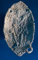 ESP-7004 - Enseigne de pèlerinage : ND de RocamadourplombTPQ : 1270 - TAQ : 1300Applique en forme de mandorle, représentant la vierge noire de Rocamadour, assise de face, tenant son enfant sur la cuisse gauche. Autour, inscription en lettres gothiques : SIGILLVM : BEATE MARIE : DE ROCAMADOR; quatre anneaux de fixation sur le pourtour.