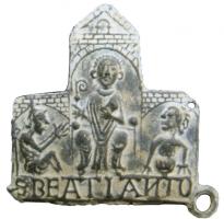 ESP-7040 - Enseigne de pèlerinage : saint AntoineplombTPQ : 1300 - TAQ : 1400Enseigne de forme architecturale, avec une nef haute voûtée et deux bas-côtés ; le saint abbé est assis au centre, sa crosse tourné vers l'intérieur; à ses côtés, un malade et un infirme assis; dessous, inscriptoon SBEATIANTO.