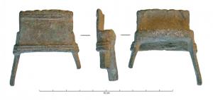 ETR-8001 - ÉtrierbronzeTPQ : 1350 - TAQ : 1500Objet en forme d'étui plat, trapézoïdal, la façade antérieure aveugle, ou ajourée d'une ou de plusieurs arcatures juxtaposées, à sommet en arc outrepassé; deux tiges prolongent obliquement les côtés.