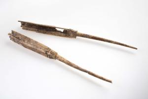 EVT-4002 - Éventailos ou ivoireManche d'éventail comportant une extrémité distale en boîtier, dans laquelle se replie l'éventail en position fermée.