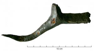 FCE-4001 - Fourche à deux dentsferFourche à douille prolongée par deux dents de section losangique partant en V, puis se redressant brutalement pour devenir parallèles.