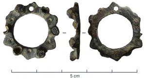 FER-7007 - Fermail à cabochons bronzeAnneau constitué d'une succession d'éléments de forme diverse (ovales, carrés...) et de cabochons ou bâtes, de couleurs souvent alternées ; l'articulation de l'anneau est marquée par un étranglement (l'ardillon pouvait également être fixé dans une perforation de l'anneau). Un décor peut être ajouté entre les cabochons.