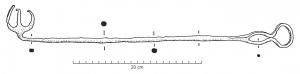 FHT-3003 - Fourchette à chaudronferTPQ : -120 - TAQ : -50Fourchette à chaudron constituée de trois dents courbes, déportées latéralement, à l'extrémité d'un long manche de section ronde ou carrée (éventuellement torsadé sur certaines sections), terminé par une boucle de suspension en 8.