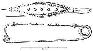 FIB-1111 - Fibule en archet de violon à double nodositébronzeFibule à arc foliacé (loisse ou orné de globules, incisions…), tendu, à peine renflé et bombé, avec une partie médiane épaissie entre deux petits bulbes; ressort unilatéral à large spire; pied simplement recourbé à angle droit, l'extrémité écrasée forme la gouttière du porte-ardillon.