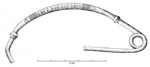 FIB-1114 - Fibule en archet de violon à double nodositébronzeFibule à arc filiforme, en arc de cercle, comportant une partie médiane à décor incisé (filets transversaux, chevrons) entre deux petits bulbes; ressort unilatéral à une spire; pied simplement écrasé pour former le porte-ardillon.