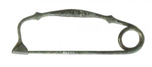 FIB-1145 - Fibule en archet de violon à double nodositébronzeFibule à arc filiforme, tendu, à peine renflé et bombé, avec une partie médiane épaissie entre deux petits bulbes; ressort unilatéral à large spire; pied simplement recourbé à angle droit, l'extrémité écrasée forme la gouttière du porte-ardillon.