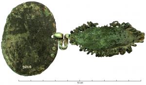 FIB-2158 - Fibule à arc foliacé et pied spiralé écrasébronzeFibule à arc légèrement foliacé, profil en anse de panier (et percé sur tout le pourtour de perforations équipées d'anneaux mobiles), devenant serpentiforme au contact du pied qui est formé d'un disque plat et mince, riveté sur le pied, portant généralement un décor finement incisé; ressort unilatéral.