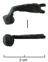 FIB-2620 - Fibule type Golfe du Lion, Tendille 3ab/4abbronzeFibule caractérisée par un bouton conique, souvent en fait biconique, sur le pied redressé en angle droit : cet appendice fragile est souvent retrouvé isolé ; il est commun à plusieurs modèles de fibules sud-gauloises du type Golfe du Lion. Ici, variante indéterminée.