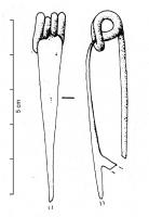 FIB-3001 - Fibule de Nauheim 5a1bronzeRessort à 4 spires et corde interne ; arc plat, triangulaire et tendu ; porte-ardillon trapézoïdal ajouré et arc sans décor (F5a1, à ne pas confondre avec un décor indéterminable, F5a0).