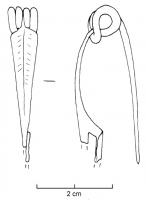 FIB-3009 - Fibule de Nauheim 5a7bronzeRessort à 4 spires et corde interne ; arc plat, triangulaire et tendu ; porte-ardillon trapézoïdal ajouré et arc orné d'une incisons médiane accostée de 2 lignes de traits obliques.
