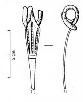 FIB-3044 - Fibule de Nauheim 5a30bronzeRessort à 4 spires et corde interne ; arc plat, triangulaire et tendu ; porte-ardillon trapézoïdal ajouré ; arc orné de trois échelles longitudinales, limitées vers le pied par trois filets transversaux incisés.