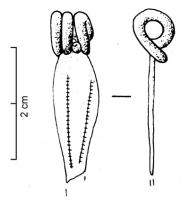 FIB-3048 - Fibule de Nauheim 5a34bronzeRessort à 4 spires et corde interne ; arc plat, triangulaire et tendu ; porte-ardillon trapézoïdal ajouré ; arc orné de deux filets coupés par de petites incisions perpendiculaires rapprochées. 
