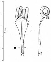 FIB-3071 - Fibule de Nauheim 5c3bronzeRessort à 4 spires et corde interne ; arc plat, triangulaire et tendu ; porte-ardillon trapézoïdal ajouré ; arc orné de deux filets parallèles longitudinaux, interrompus par un filet transversal, au-delà duquel la section n'est pas quandrangulaire comme sur le type 5a, mais ronde.