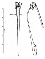 FIB-3078 - Fibule de Nauheim 5c10bronzeRessort à 4 spires et corde interne ; arc plat, triangulaire et tendu ; porte-ardillon trapézoïdal ajouré ; arc orné de deux côtes suivant les bords, et laissant au centre une large bande lisse : la section est donc en U aplati.