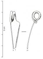 FIB-3093 - Fibule de Nauheim 5a12/13bronzeRessort à 4 spires et corde interne ; arc plat, triangulaire et tendu ; porte-ardillon trapézoïdal ajouré ; arc orné de deux filets convergents (arc incomplet ne permettant pas de déterminer si le décor est limité ou non vers le bas).