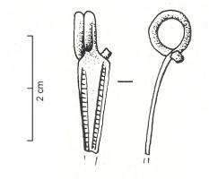 FIB-3096 - Fibule de Nauheim 5a26/27bronzeRessort à 4 spires et corde interne ; arc plat, triangulaire et tendu ; porte-ardillon trapézoïdal ajouré ; arc orné de deux échelles graduées convergentes (l'état de conservation  ne permet pas de savoir si ce décor était limité ou non vers le pied).