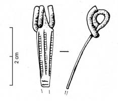 FIB-3097 - Fibule de Nauheim 5a21/29/30bronzeRessort à 4 spires et corde interne ; arc plat, triangulaire et tendu ; porte-ardillon trapézoïdal ajouré ; arc orné à la tête de trois échelles graduées rectilignes et convergentes (parfois limitées par des filets transversaux), mais partie inférieure non conservée.