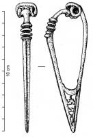 FIB-31000 - Fibule à ailettes naissantes, type AuerbergargentFibule à ailettes naissantes, caractérisée par un arc coudé à la tête, le sommet étant marqué par une série de 3 (ou 4) nodosités ou protubérances plus ou moins développées, toujours coulées en même temps que l'arc, qui n'est pas, ou très peu épaissi entre les protubérances et le ressort ; parfois, tête élargie en triangle. Ressort à 6 spires, corde externe, sans griffe. Porte-ardillon triangulaire, ajouré ou plus souvent fenestré.