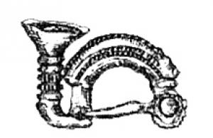 FIB-31014 - Fibule de type Schüle 4hbronzeFibule à corps coulé massif, tête perforée pour ressort sur axe ; le pied redressé et très mouluré se termine par un cône évasé.