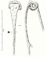 FIB-3103 - Fibule à tête couvrante de type NagesferFibule à tête couvrante (l'arc s'élargit vers la tête pour couvrir le ressort, qui n'est pas placé dans le prolongement de l'arc mais en dessous) ; arc triangulaire effilé, porte-ardillon trapézoïdal ajouré; ressort à 4 spires, parfois 6, toujours à corde externe.
